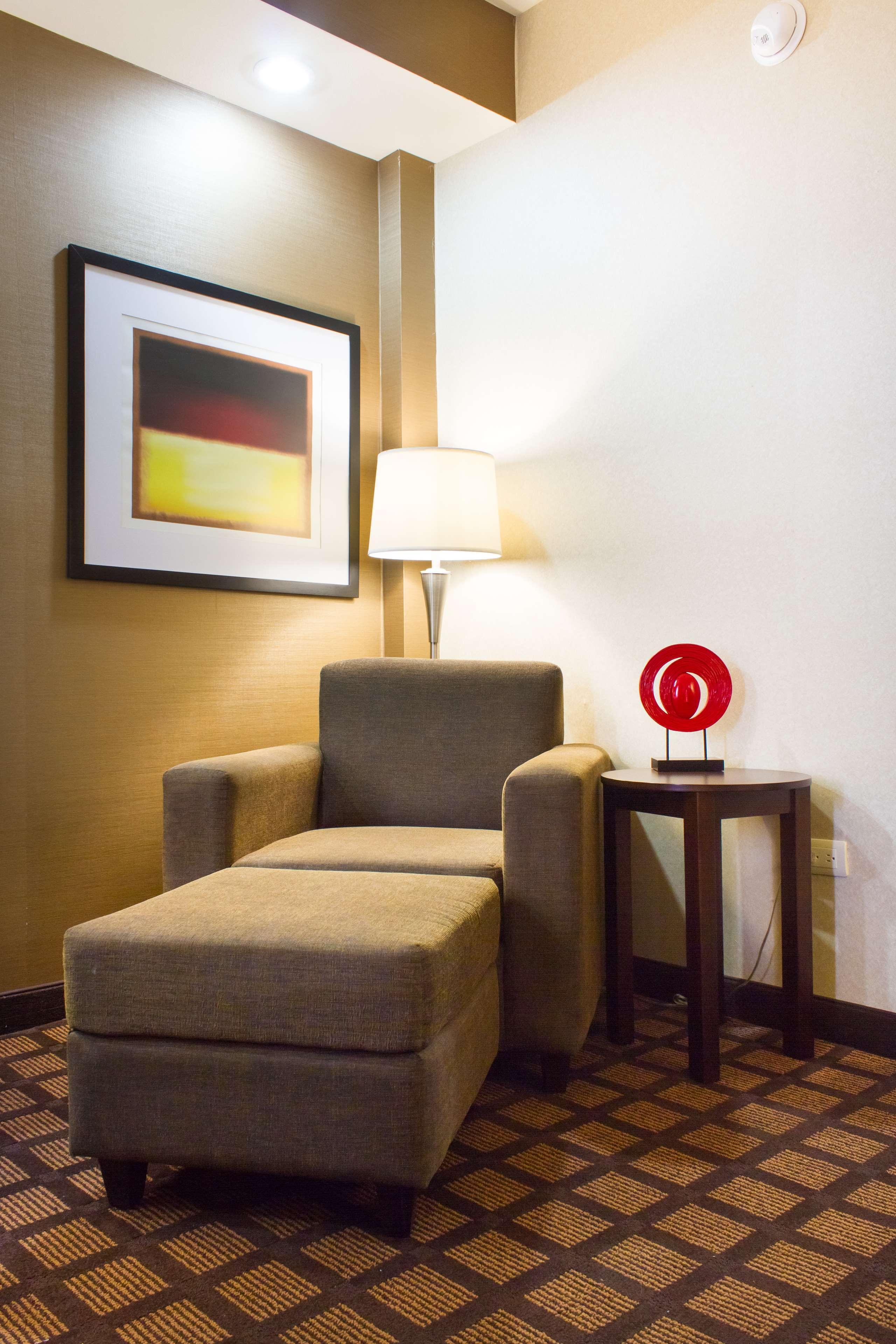 Best Western Premier Monterrey Aeropuerto Аподака Экстерьер фото A lamp on a side table