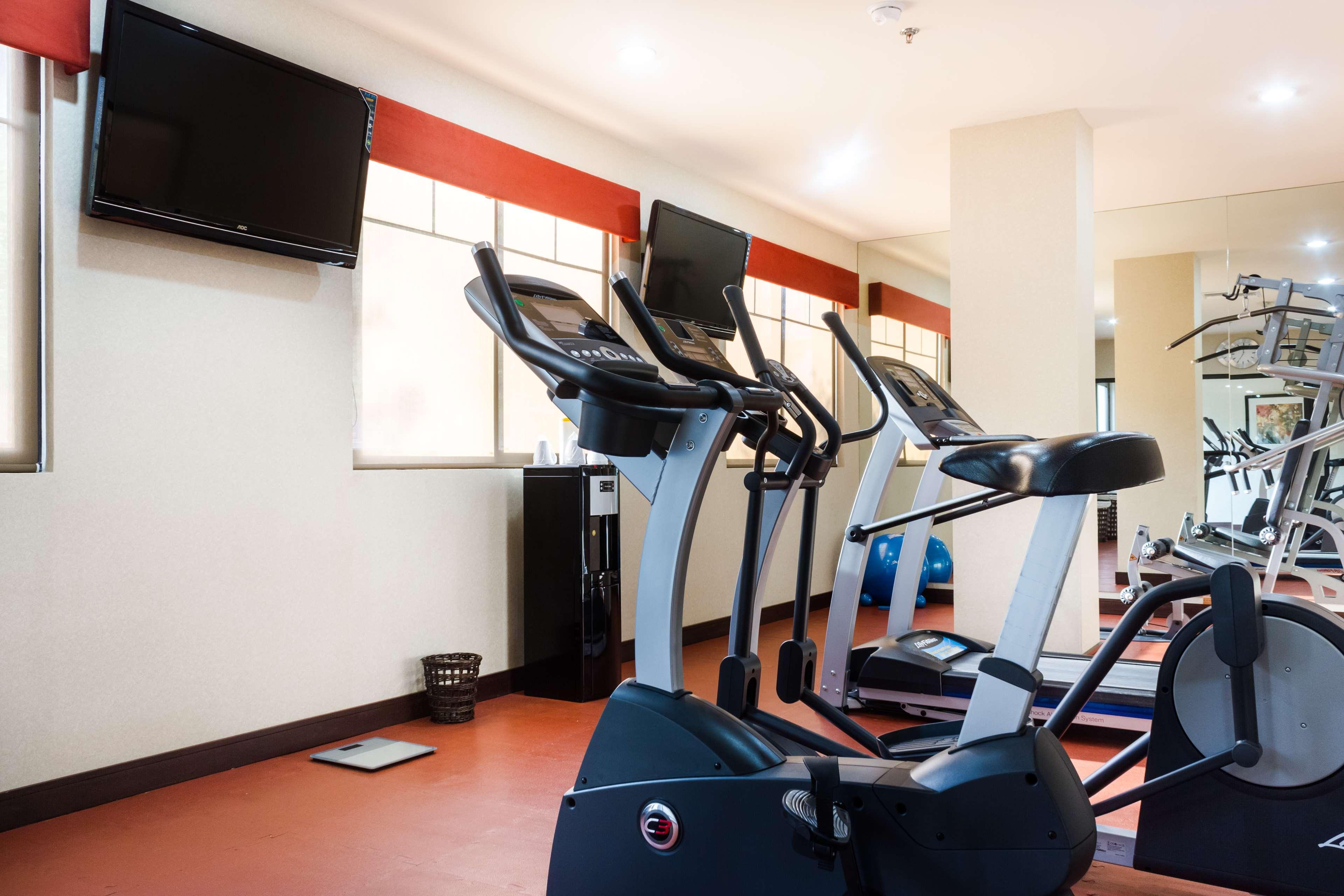 Best Western Premier Monterrey Aeropuerto Аподака Экстерьер фото The gym at the hotel