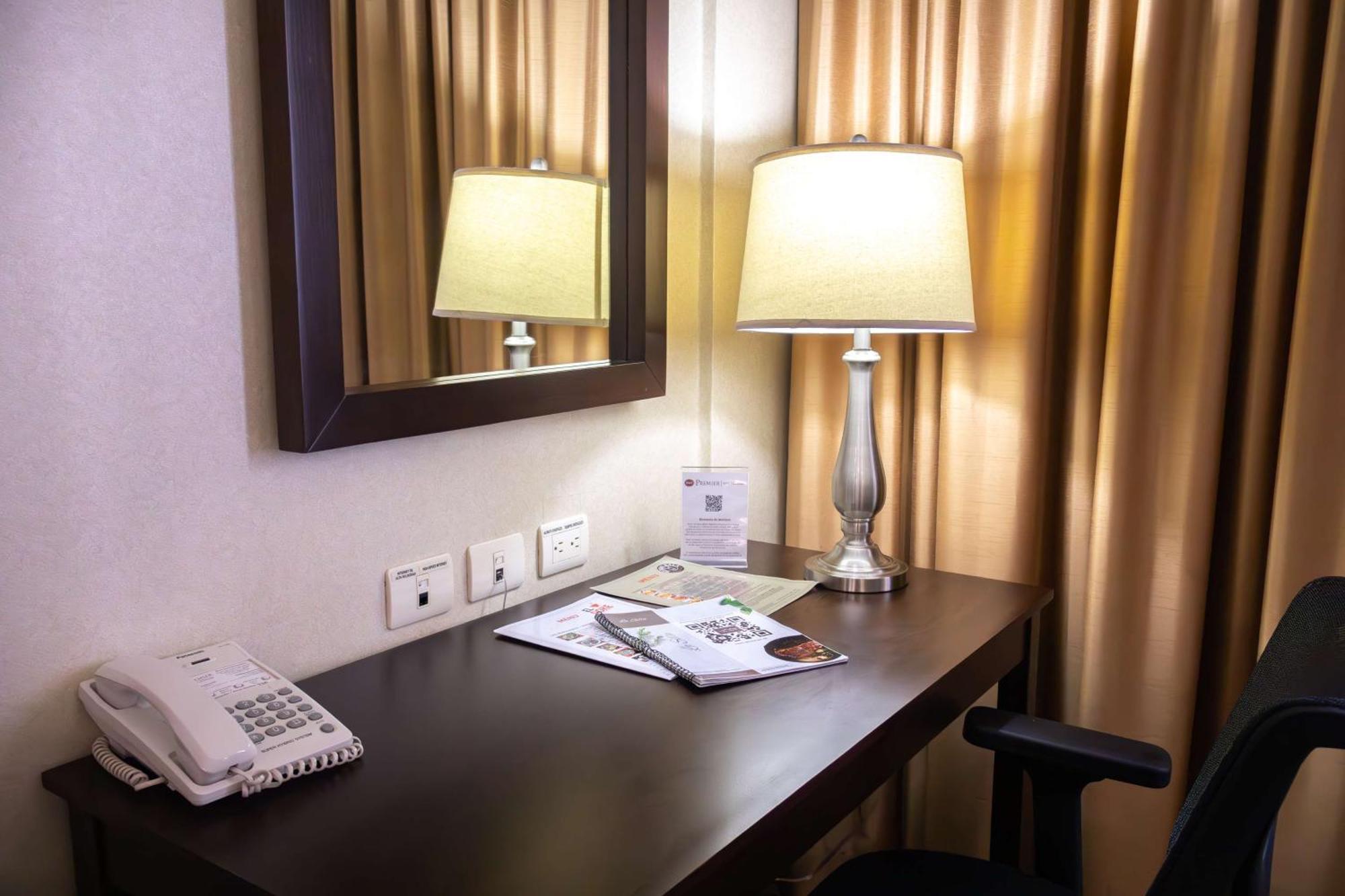Best Western Premier Monterrey Aeropuerto Аподака Экстерьер фото A work desk in a hotel room
