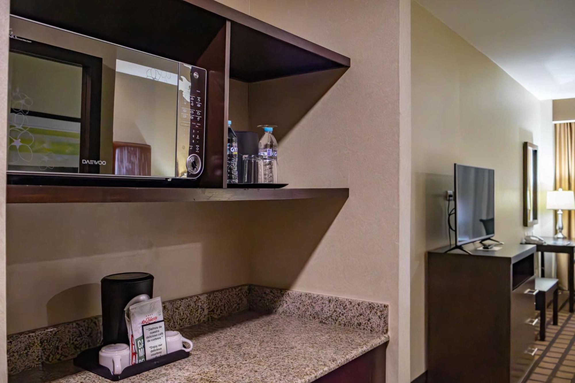 Best Western Premier Monterrey Aeropuerto Аподака Экстерьер фото A microwave in a hotel room