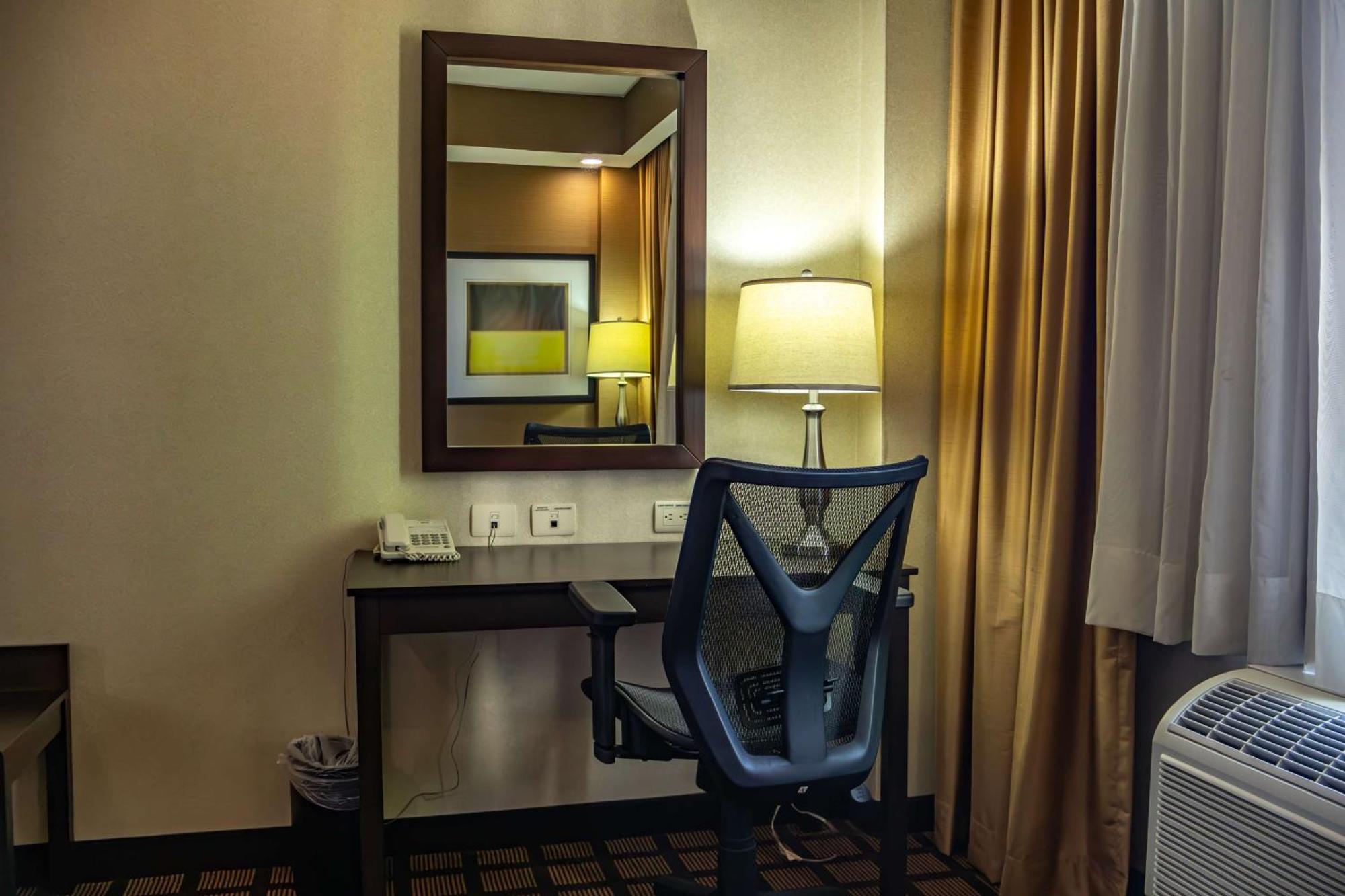 Best Western Premier Monterrey Aeropuerto Аподака Экстерьер фото A work desk in a hotel room