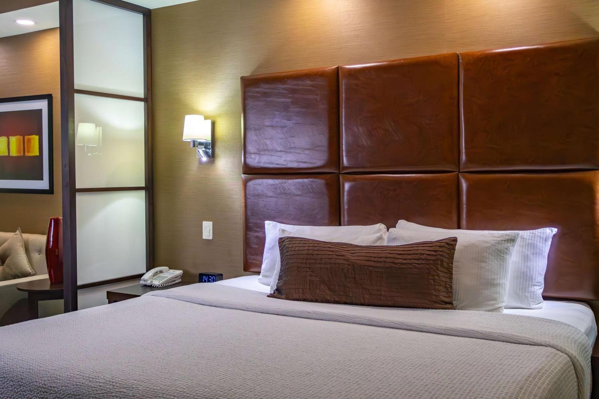 Best Western Premier Monterrey Aeropuerto Аподака Экстерьер фото A typical bedroom at the Residence Inn