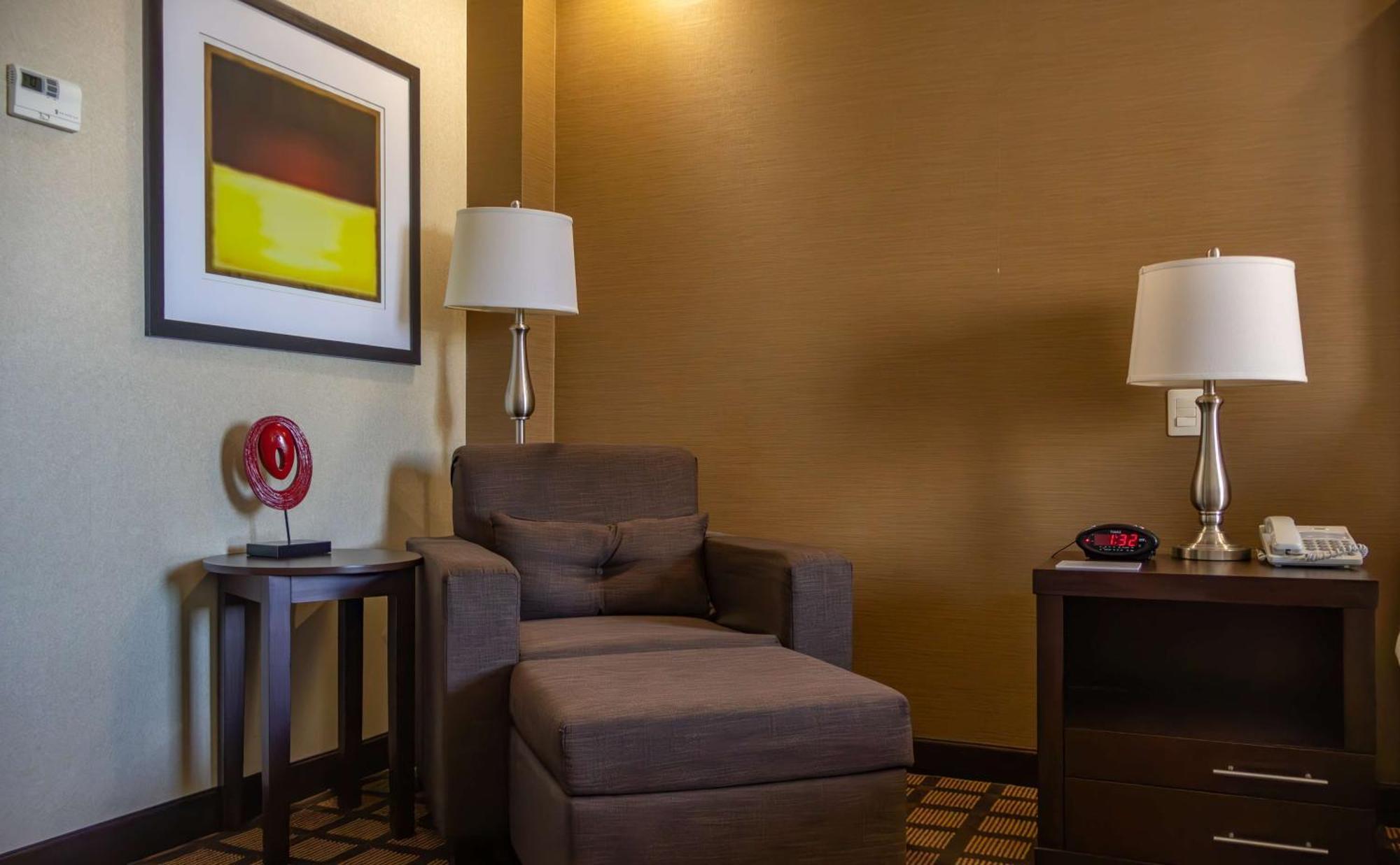 Best Western Premier Monterrey Aeropuerto Аподака Экстерьер фото A room at the Residence Inn