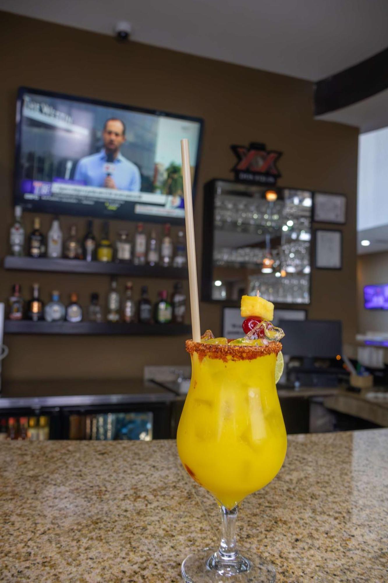 Best Western Premier Monterrey Aeropuerto Аподака Экстерьер фото A mango margarita