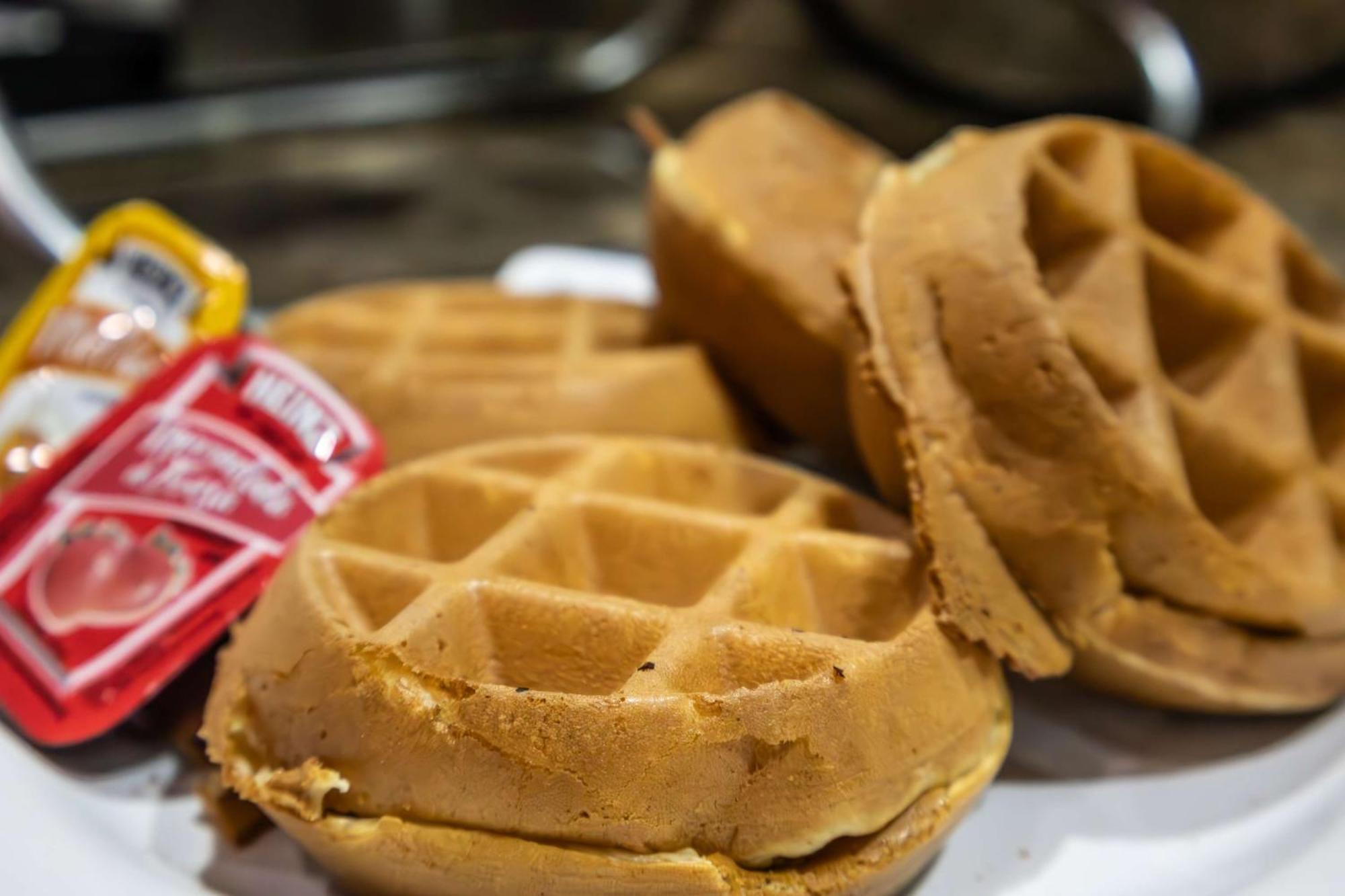 Best Western Premier Monterrey Aeropuerto Аподака Экстерьер фото A waffle sandwich