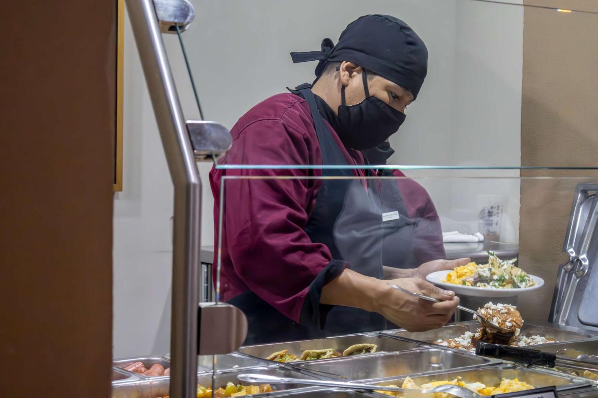 Best Western Premier Monterrey Aeropuerto Аподака Экстерьер фото A cook wearing a face mask at a hospital in New York City