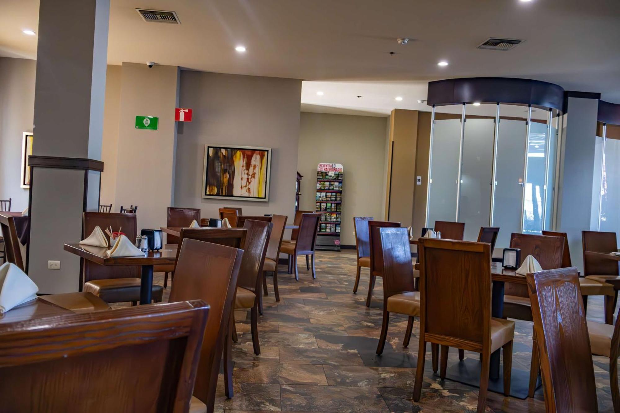 Best Western Premier Monterrey Aeropuerto Аподака Экстерьер фото The interior of the restaurant