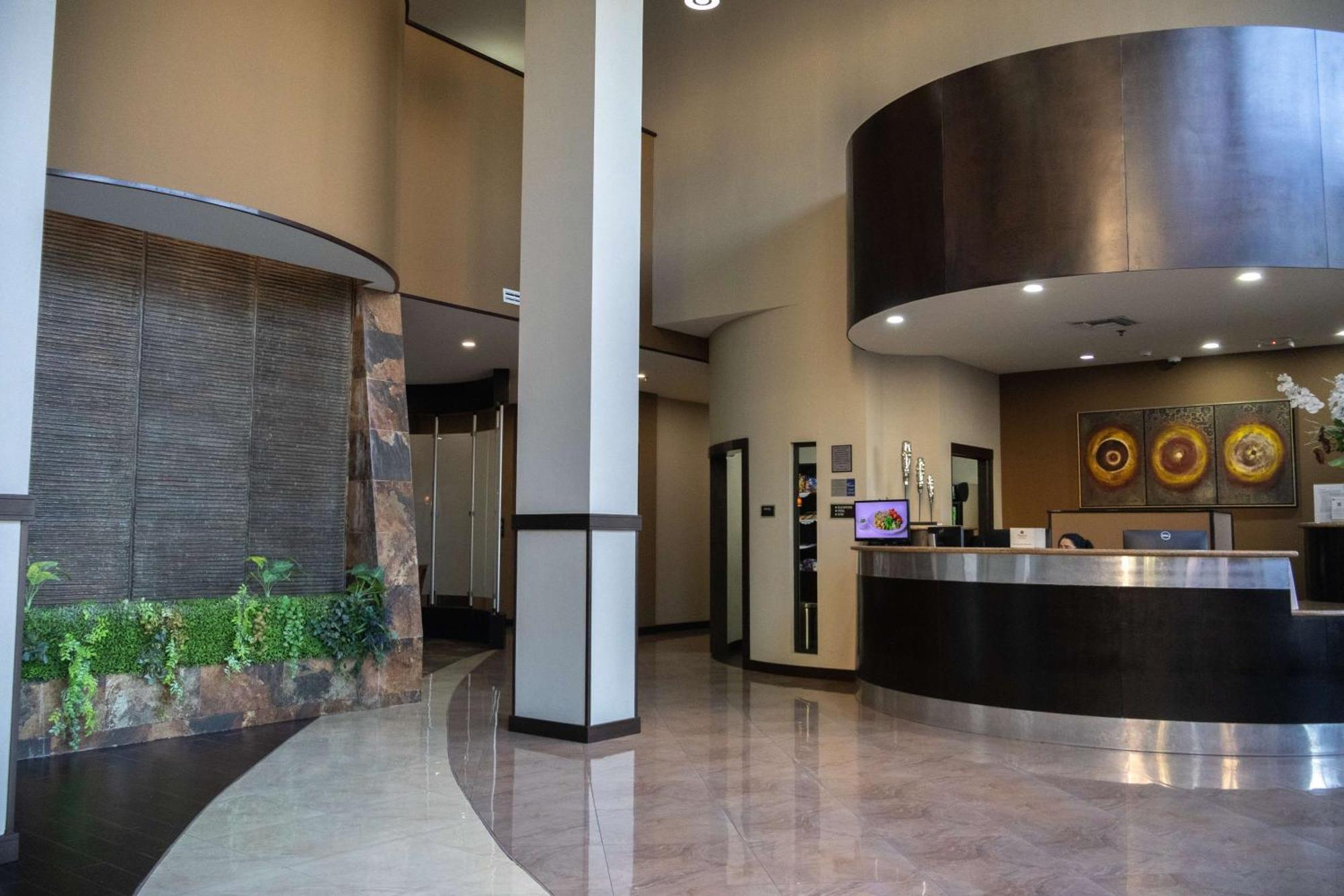 Best Western Premier Monterrey Aeropuerto Аподака Экстерьер фото Interior of the lobby