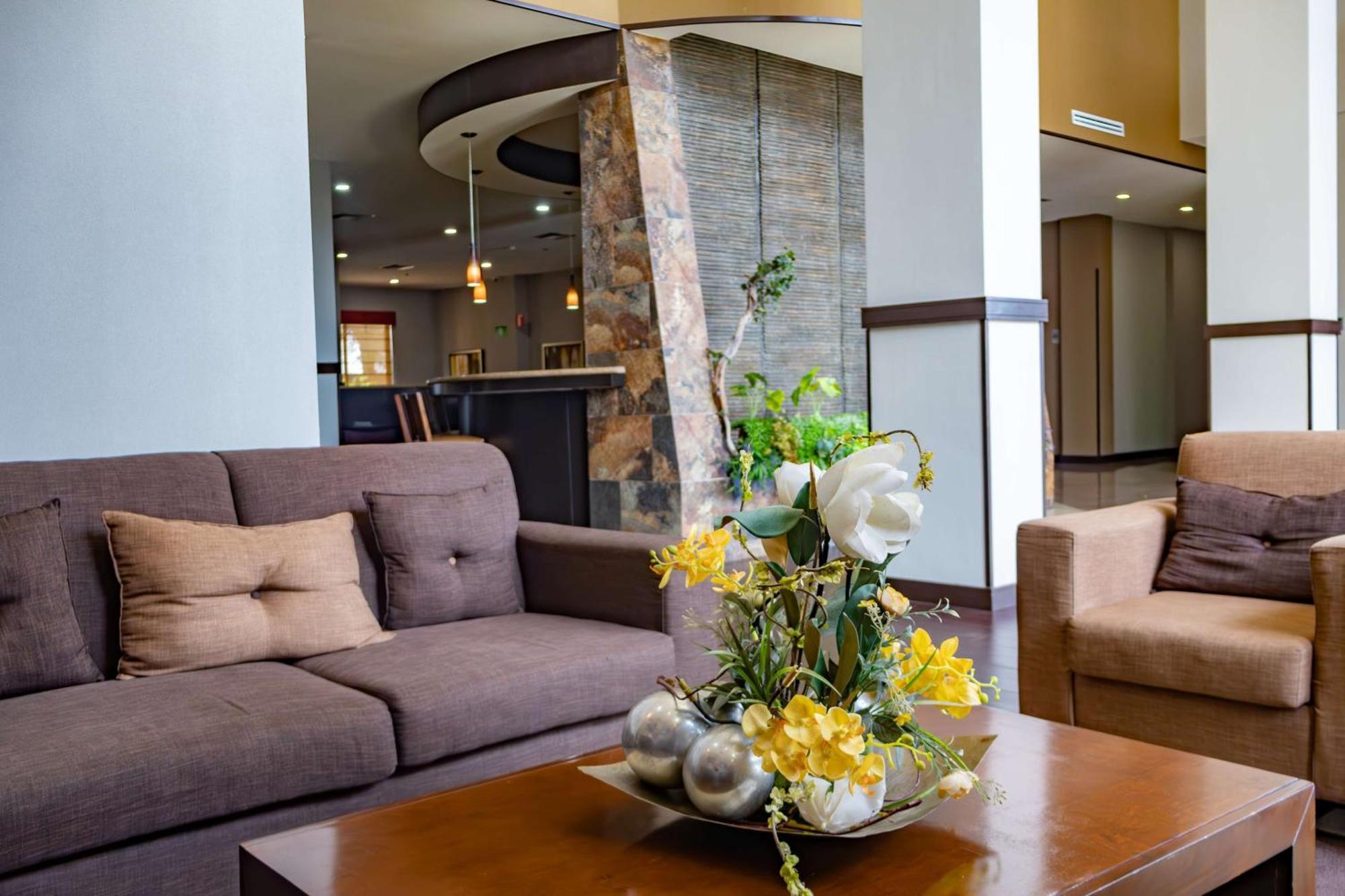 Best Western Premier Monterrey Aeropuerto Аподака Экстерьер фото Lobby