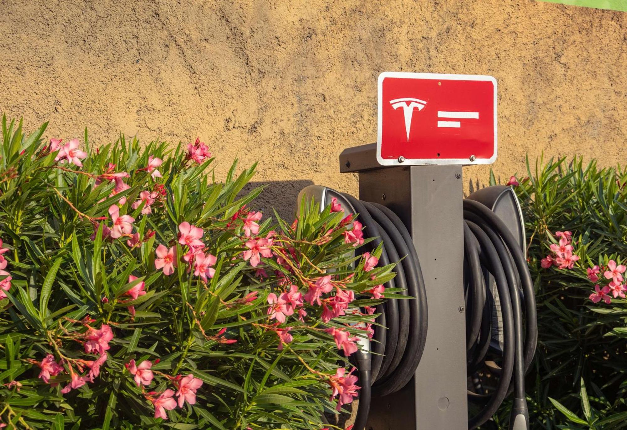 Best Western Premier Monterrey Aeropuerto Аподака Экстерьер фото Tesla Supercharger station in Spain
