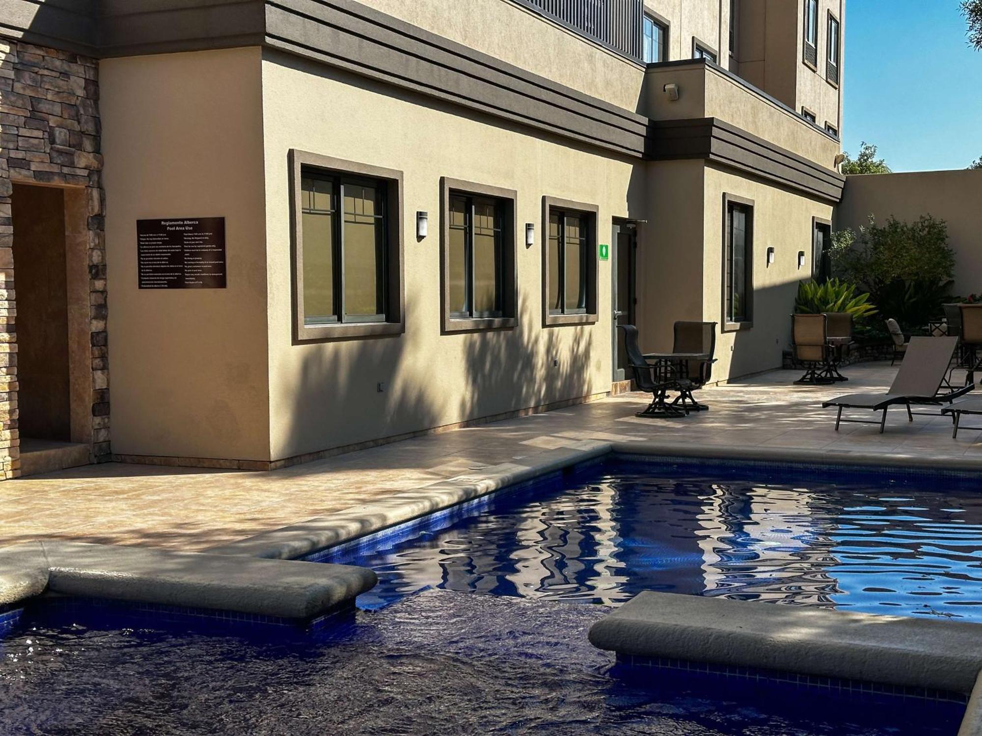 Best Western Premier Monterrey Aeropuerto Аподака Экстерьер фото The pool at the hotel