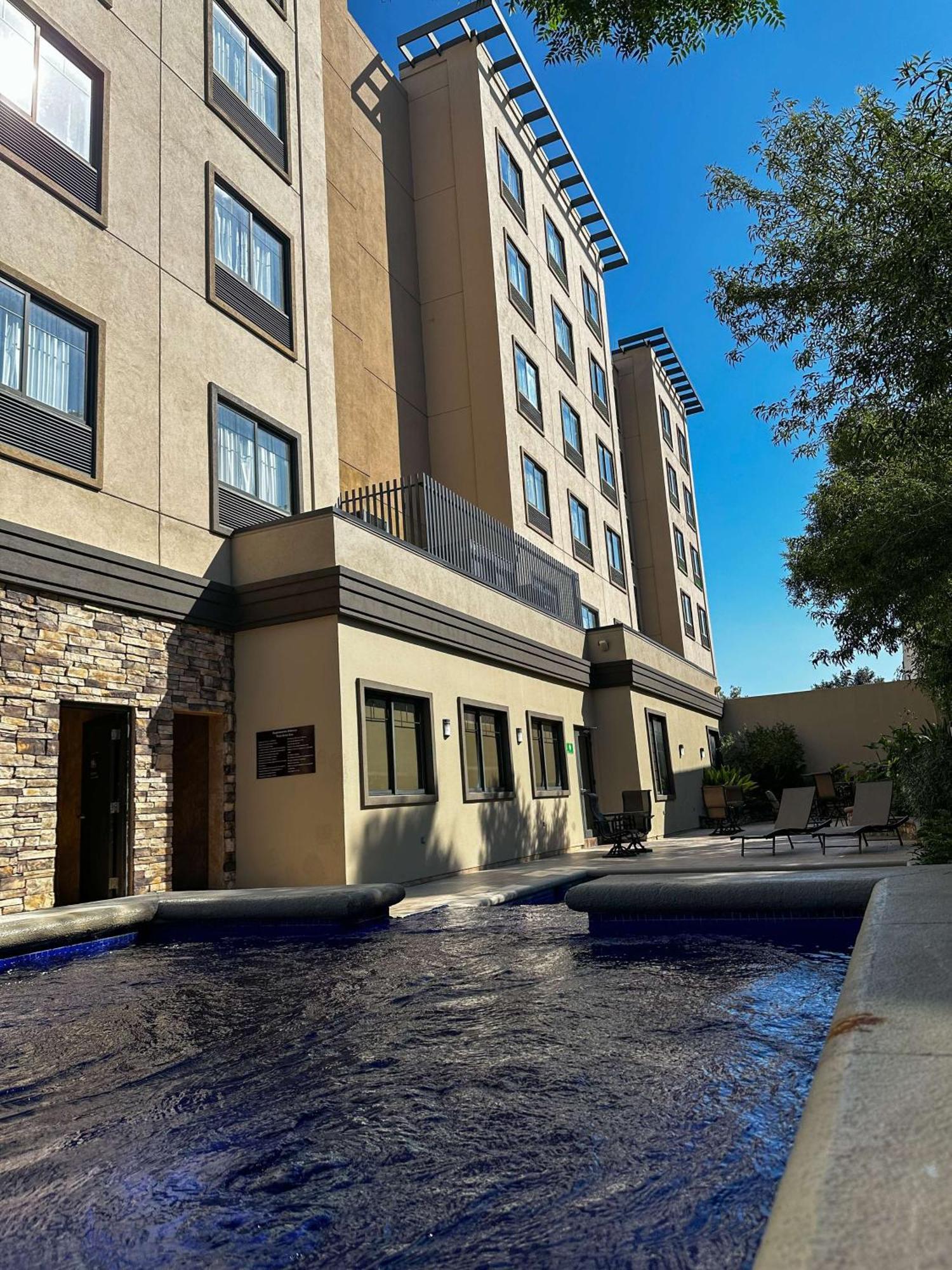 Best Western Premier Monterrey Aeropuerto Аподака Экстерьер фото The hotel's exterior