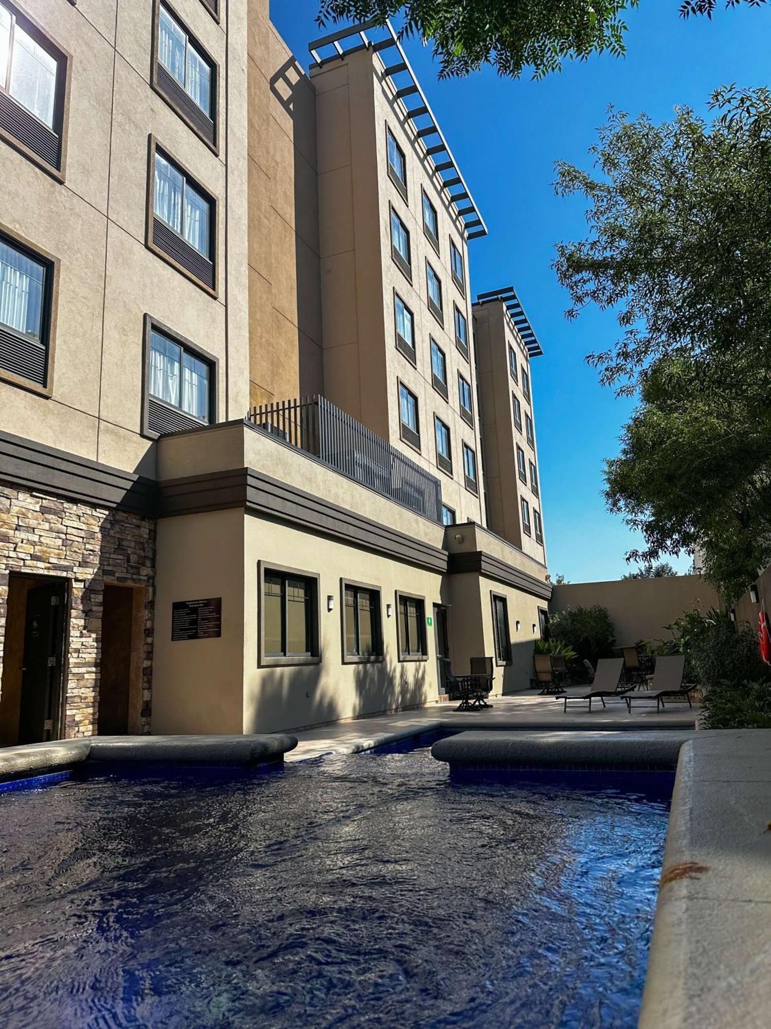 Best Western Premier Monterrey Aeropuerto Аподака Экстерьер фото The hotel's pool