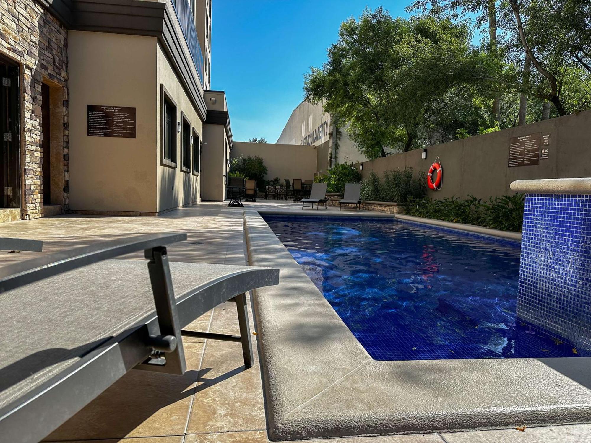 Best Western Premier Monterrey Aeropuerto Аподака Экстерьер фото Swimming pool at the hotel